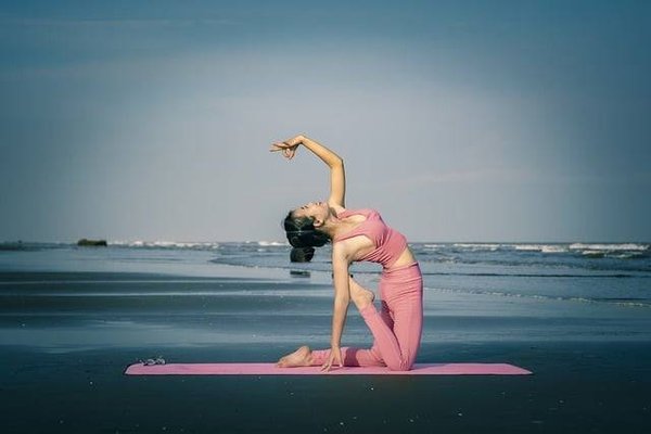 Comment le yoga peut aider à la gestion du poids